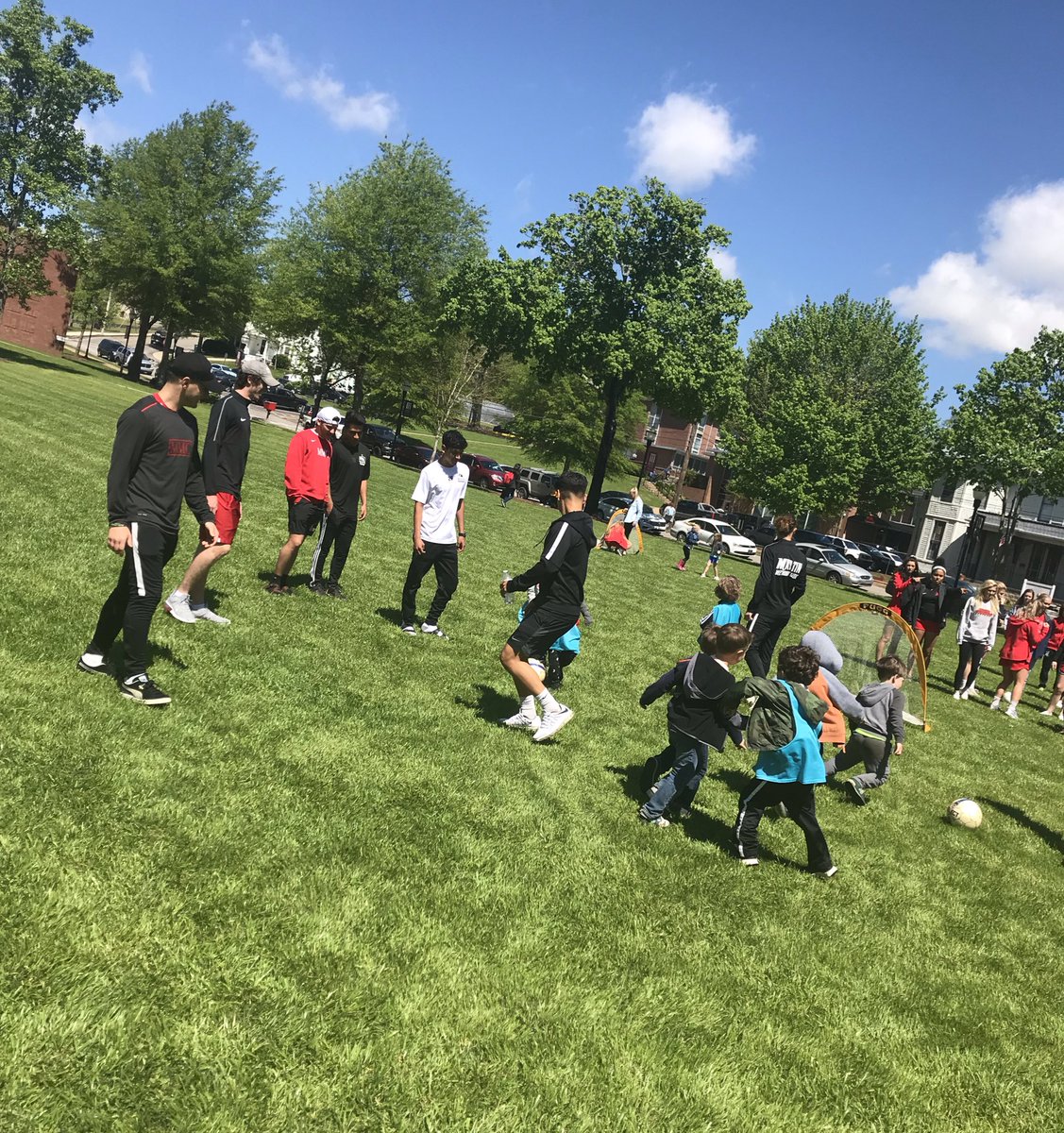 UTSMensSoccer's tweet image. Always great to entertain our future #RedHawks on the green!⚽️☀️ #GrowingTree #GoRedHawks
