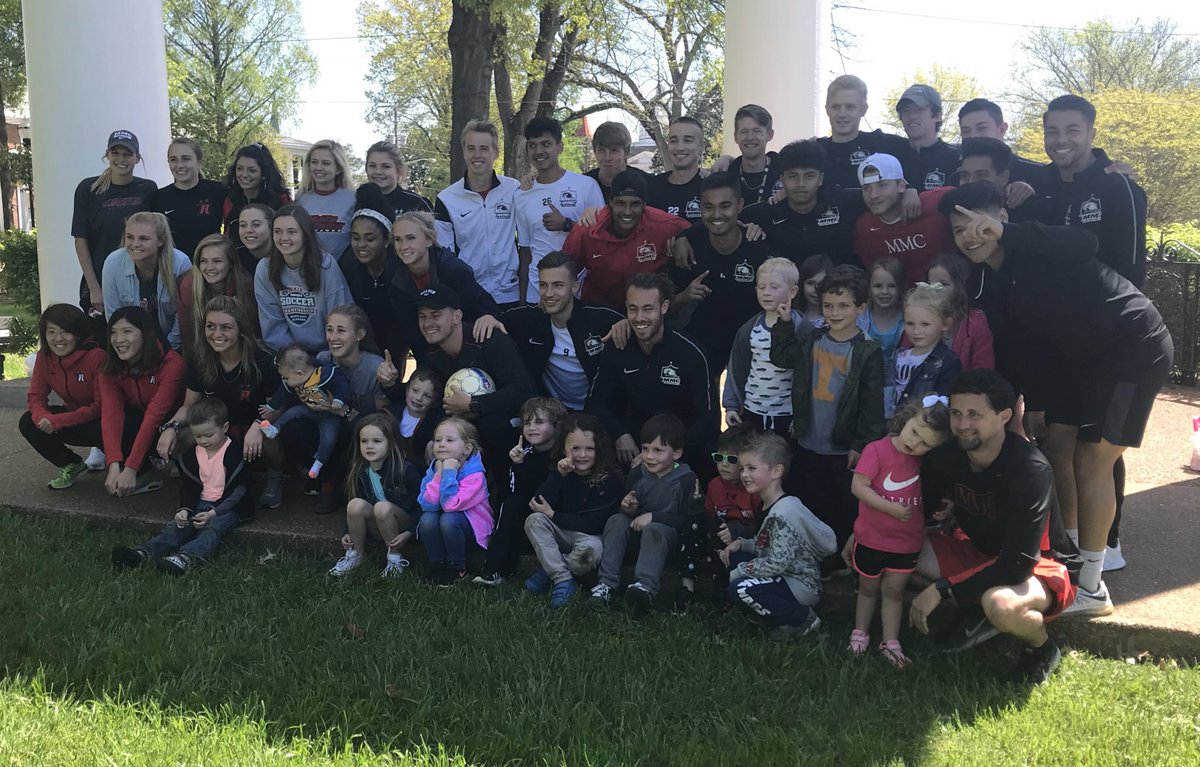 UTSMensSoccer's tweet image. Always great to entertain our future #RedHawks on the green!⚽️☀️ #GrowingTree #GoRedHawks