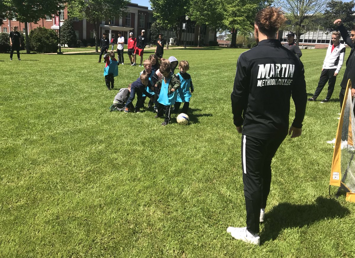 UTSMensSoccer's tweet image. Always great to entertain our future #RedHawks on the green!⚽️☀️ #GrowingTree #GoRedHawks