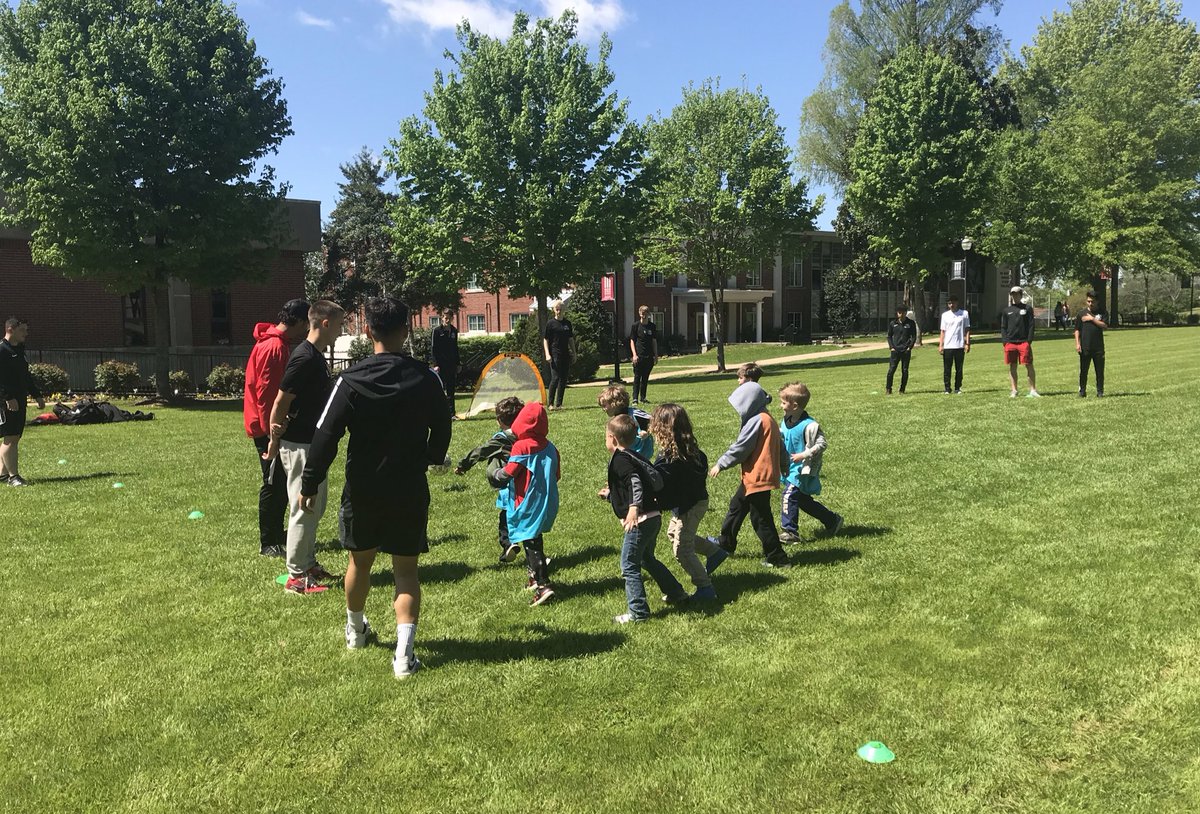 UTSMensSoccer's tweet image. Always great to entertain our future #RedHawks on the green!⚽️☀️ #GrowingTree #GoRedHawks