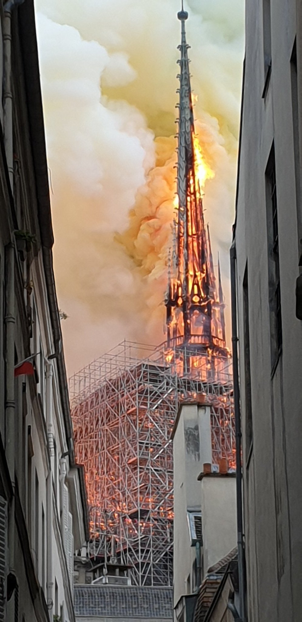 INCENDIO EN NOTRE DAME - Página 3 D4Ngnj_XkAgARWd