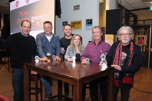 De_Treffers's tweet photo. 💯🏆 JUBILEUMQUIZ | Afgelopen zaterdag wist Niki de Nijs zich te kronen tot de allergrootste Club Kenner van de Eeuw. Kijk voor een kort verslag en enkele foto’s van de hele geslaagde Jubileum Quiz op onze site! 👇 https://t.co/KOkOrTBPr7 https://t.co/jYu1Fn8bJD