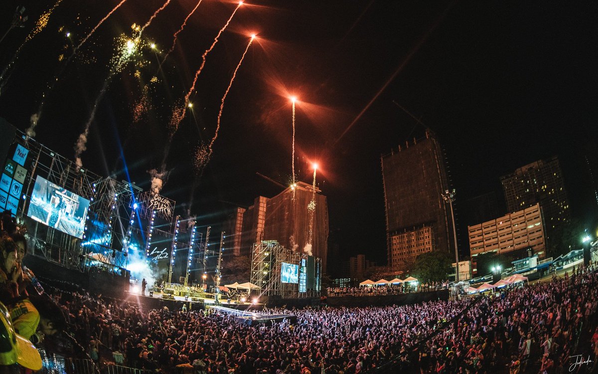bodyslamband's tweet photo. 📸 ภาพบรรยากาศงานเทศกาล #SongkranColorSplash Music Festival กรุงเทพฯ เมื่อสักครู่ที่ผ่านมา
ขอบคุณทุกคนมากๆครับ ♥️
#bodyslam7th #วิชาตัวเบา
#bodyslamband #Songkranfestival https://t.co/lBHLy0qtd7