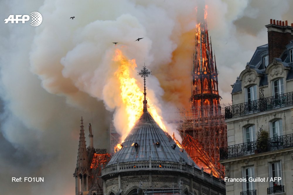EditorExpats's tweet image. #RT @ExpatsinParis: RT @AFP: Flames and smoke are seen billowing from the roof at the landmark Notre-Dame Cathedral in Paris