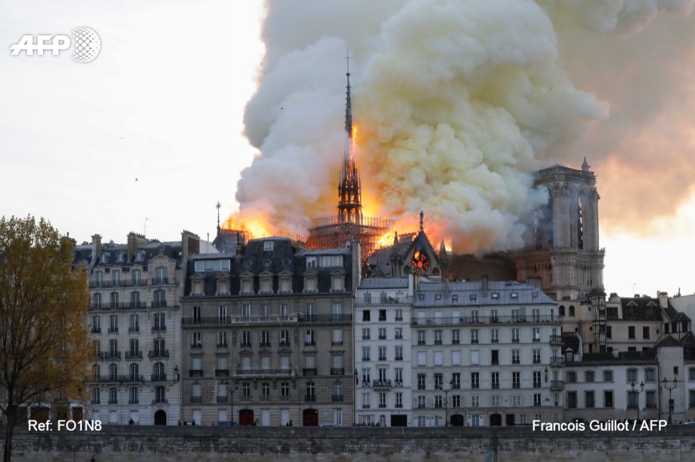 EditorExpats's tweet image. #RT @ExpatsinParis: RT @AFP: Flames and smoke are seen billowing from the roof at the landmark Notre-Dame Cathedral in Paris