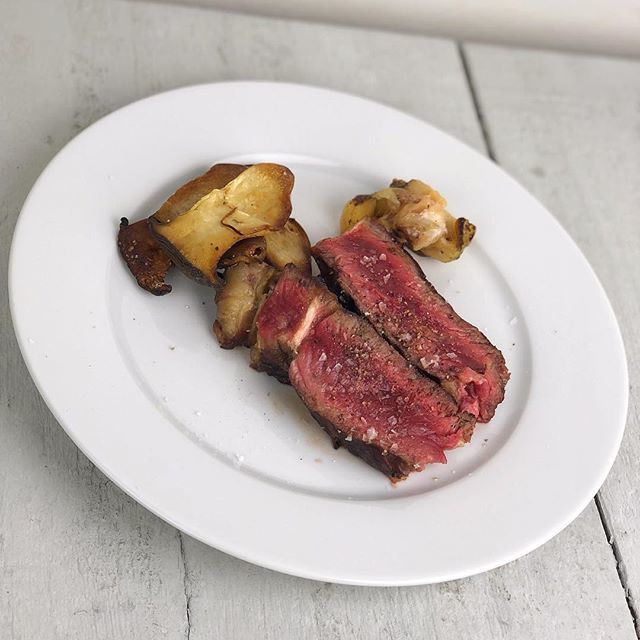 kuechenjunge's tweet photo. MEAT-MONDAY!!! 🥩🙌🔥
Txogitxu Txuleton - perfekt über Holzkohle gegrillt und mit würzigen Kräuterseitlingen serviert. 🍄🥩🔥🤤
——
Wer liebt Txogitxu genauso wie ich?
——
#txogitxu #txuleton #meat #meatmonday #meatlover #meatporn #beef #beefer #beefporn #beeflover #steak #steakh… https://t.co/I7UjCnpnVE