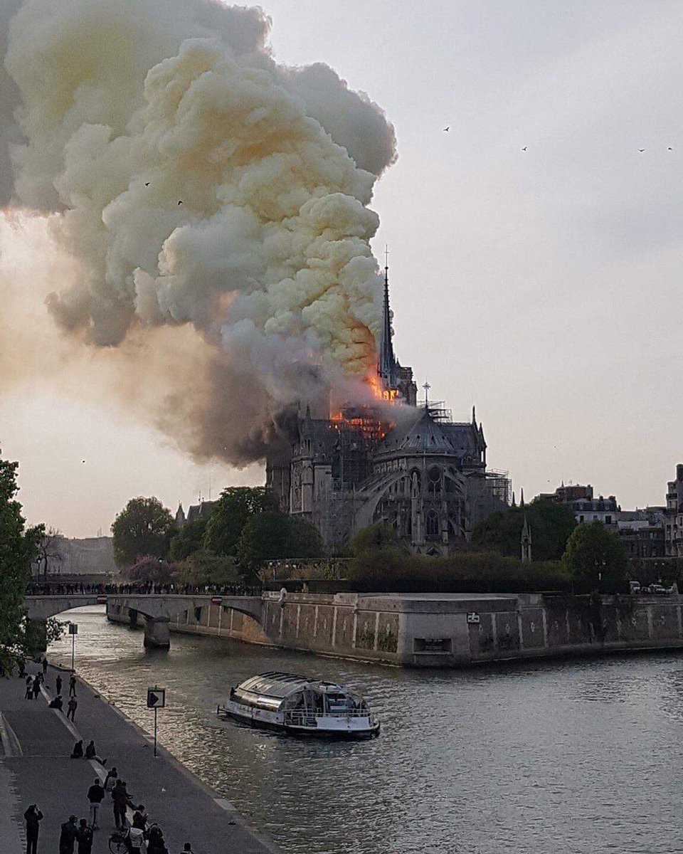 _alchilemx's tweet photo. Terrible el incendio en la Catedral de Notre Dame, en Francia. Construida a mediados del siglo XII.
Devastador golpe cultural. https://t.co/r0ZiLimoVg