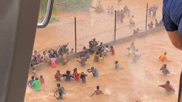 Did y'all know that Mozambique, Africa has been flooding for over 2wks now and at least 1,000. are pronounced dead?? Villages have been washed away by floods. If this was the UK or France; our social media profile pics would be changed to their flags!!! This is SO sad!!😪