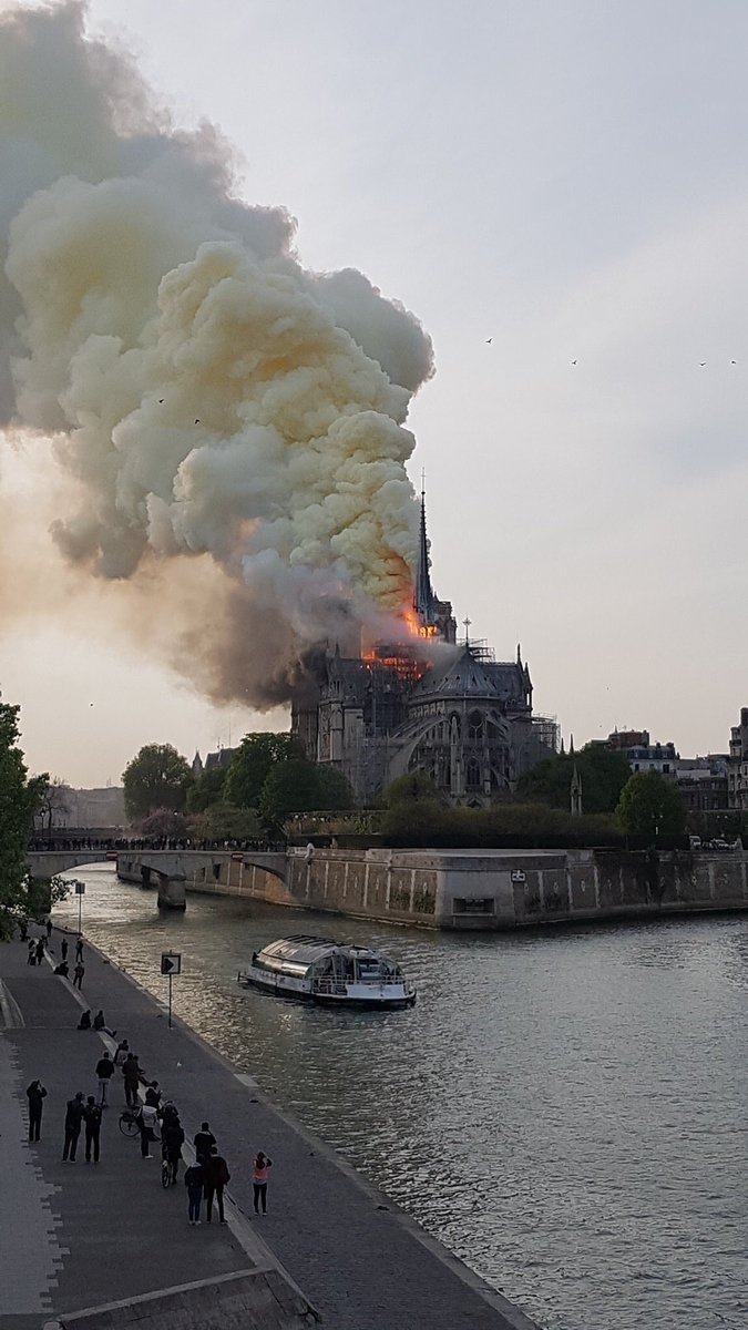 Joaquin_Bordon's tweet photo. El fuego consumiendo 856 años de historia #NotreDame https://t.co/EUynbktHfm