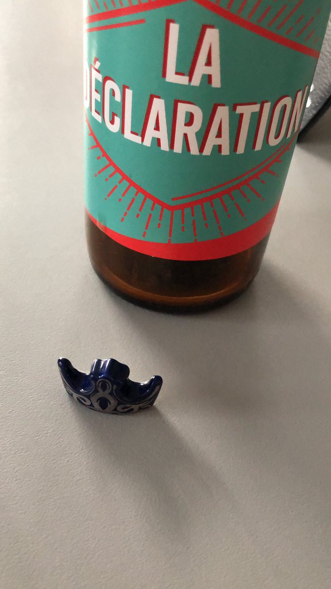 b3nj's tweet photo. @1petitemousse j'ai trouvé une fève dans ma bière... Normal ? Box saint Valentin. https://t.co/2O5FSXnsSn