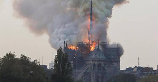 Sedih <a href="/mboye/">mboye</a> RT <a href="/LePoint/">Le Point</a>: 🔴 EN DIRECT. Les flammes dévastent Notre-Dame de Paris bit.ly/2UgzGSw ↴ #NotreDame #Paris
