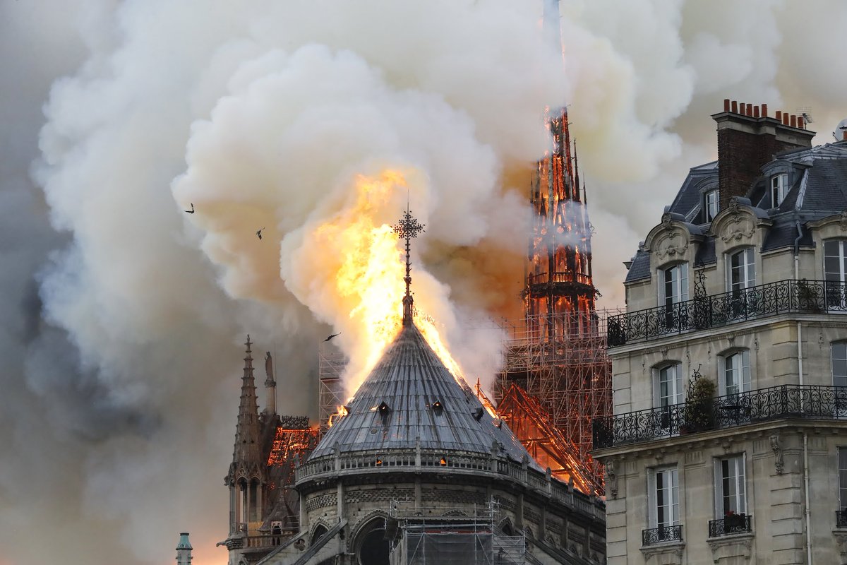 BFMTV's tweet photo. Incendie majeur à la cathédrale Notre-Dame de Paris: toute la charpente "est en train de brûler" https://t.co/VbeQj7atYb https://t.co/eg8itNGecf