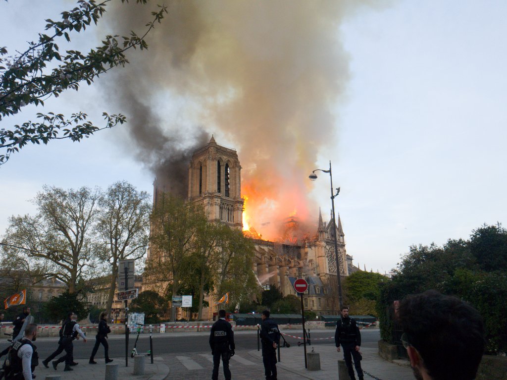 Terrible désastre, la flèche de #NotreDame vient de s effondrer devant nos yeux