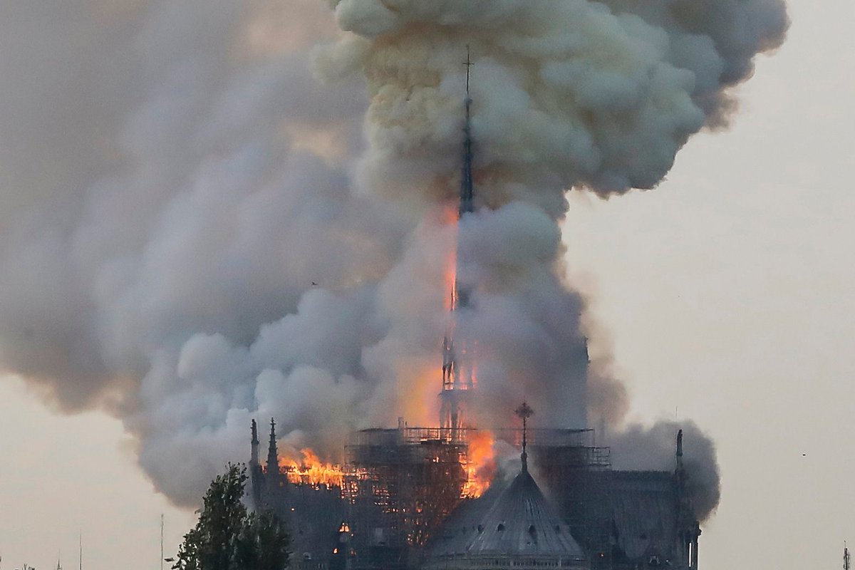 jacobineop2's tweet image. De Notre-Dame in Parijs staat in brand 😥 Burgemeester Anne Hidalgo spreekt in een tweet over een ,,verschrikkelijke brand&apos;&apos;. Lees verder: bit.ly/2Zco8TY