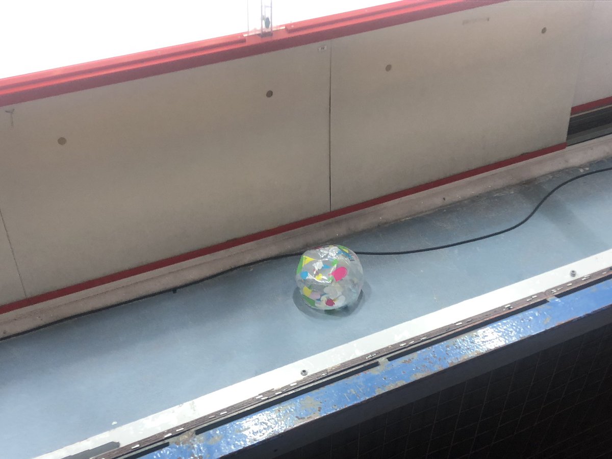 sami_sundstroem's tweet photo. Yksi #Kärpät kannattaja voiton hetkenä takavuosien tavoilla #rantapallo Miska Humaloja palautti pallon katsomon puolelle #kiitos Fanikatsomossa muutoin hyvä ja oivaltava meno.
Rantapallot vastenmielisin tapa ja epäkunnioituksen osoitus koskaan.
#HIFK taisteli, parempi voitti. https://t.co/GumBgj9eXr