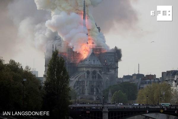 EFEnoticias's tweet photo. Cae la aguja central de la catedral de #NotreDame de París tras el incendio https://t.co/0hAylvZzv7 #EFEURGENTE https://t.co/NxihuszLby