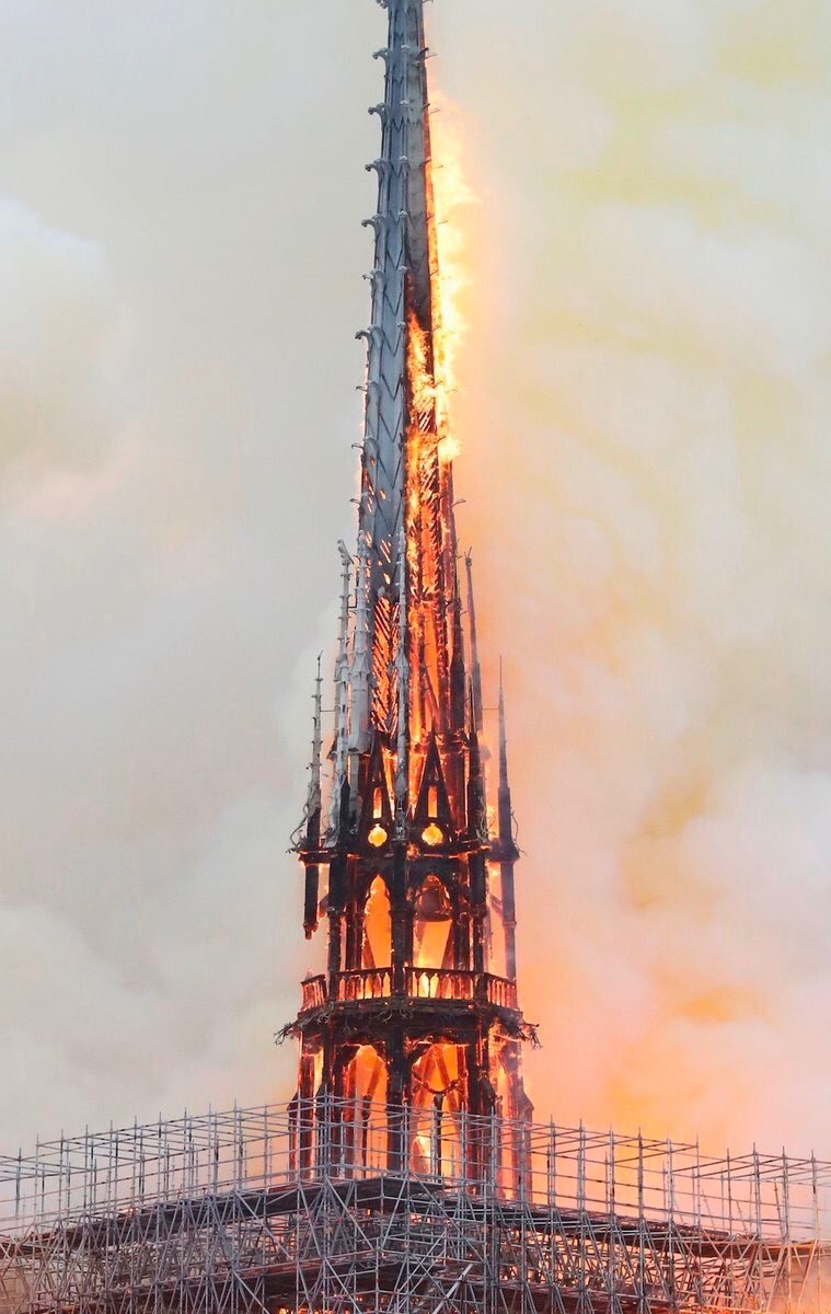 team_world's tweet photo. #NotreDame è crollata la guglia centrale: queste immagini ci hanno spezzato il cuore 💔 Arte, storia, bellezza, architettura e cultura in fiamme a #Parigi https://t.co/kN9QSpqQG3