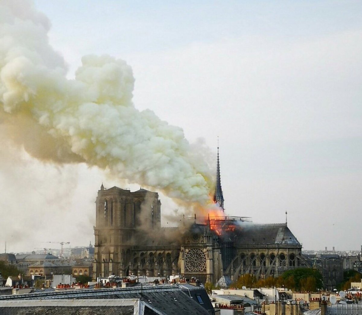 team_world's tweet photo. #NotreDame è crollata la guglia centrale: queste immagini ci hanno spezzato il cuore 💔 Arte, storia, bellezza, architettura e cultura in fiamme a #Parigi https://t.co/kN9QSpqQG3