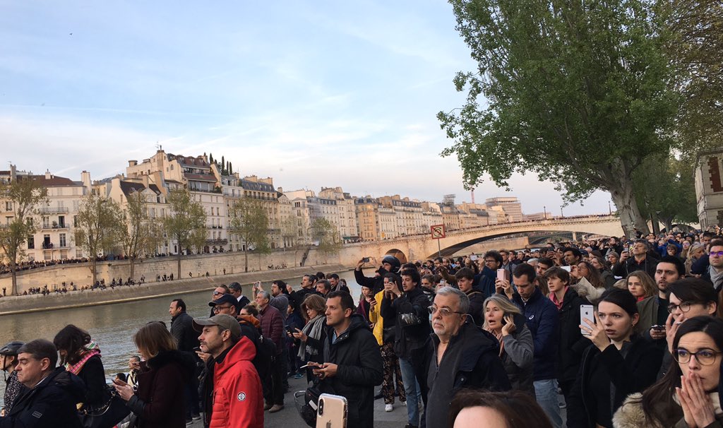 LouisHausalter's tweet image. Paris stupéfié 
#NotreDame