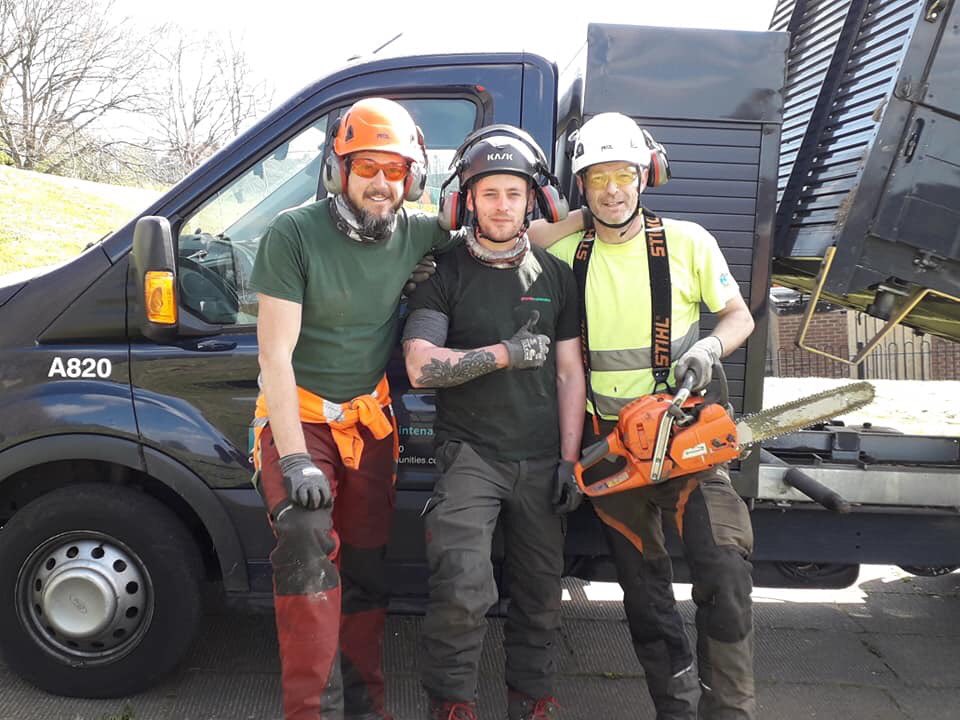 ishaqshafiqs's tweet photo. Amazing work pictures from the #GBSpringClean in partnership with #Volunteers #InCommunities in Hendford Drive in #BD3.  

Over 40 bags gathered, trees cut, fly tipping removed and lots more.

#ProudOfBD3 #TeamBradfordEast #PeopleCanMakeADifference https://t.co/DNbLr7sTTV