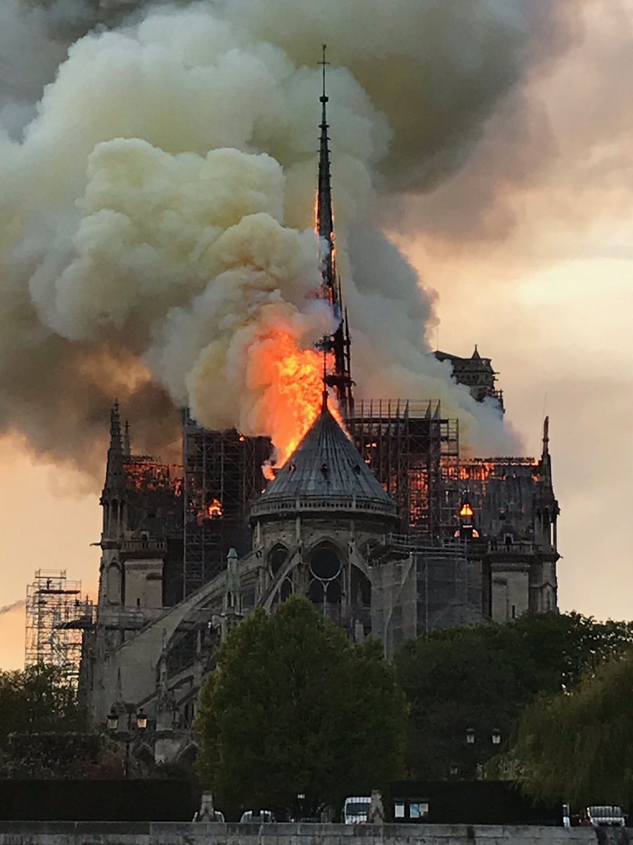 G_Peltier's tweet photo. #NotreDame de Paris en flamme, c’est le coeur de la France qui brûle. Nos larmes coulent car ces images nous rappellent notre fierté d’être Français et notre indicible attachement à notre histoire. Que dans la douleur matérielle renaisse l’unité immatérielle de la France. https://t.co/yIfdCo6fwG