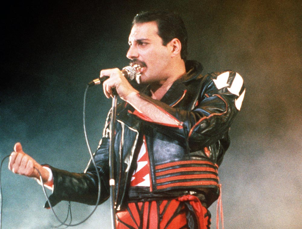 mercurysarchive's tweet photo. Freddie Mercury on stage in Sydney in 1985. 
#FreddieMercury https://t.co/gyJwsXkkdI