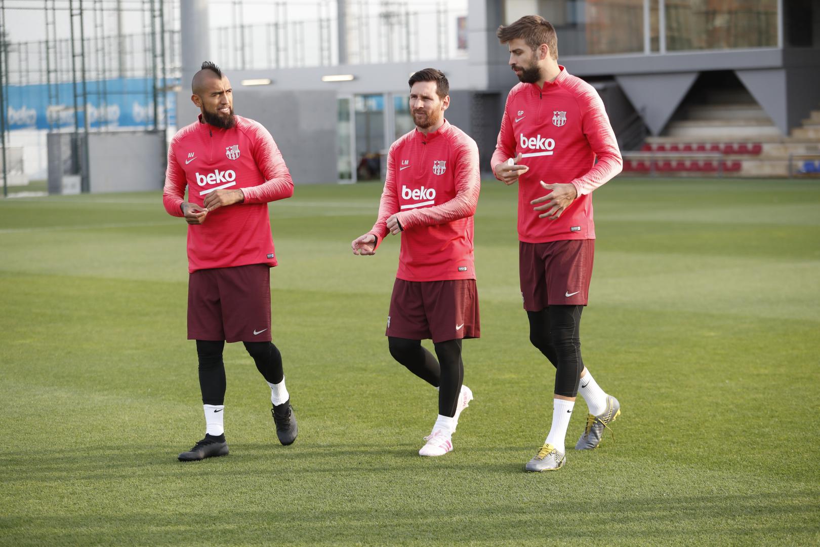 Vidal, Messi y Piqué durante la última sesión (Foto: EFE).