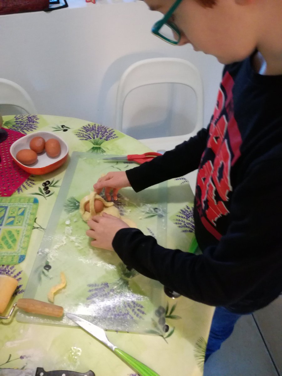 gpfabing's tweet photo. Io, Flavio, le tradizioni, l'amore per il fare e per le nostre idee di bello. #cuculi #Calabria #cuzzupe #pasqua https://t.co/bjIRTXPhLQ