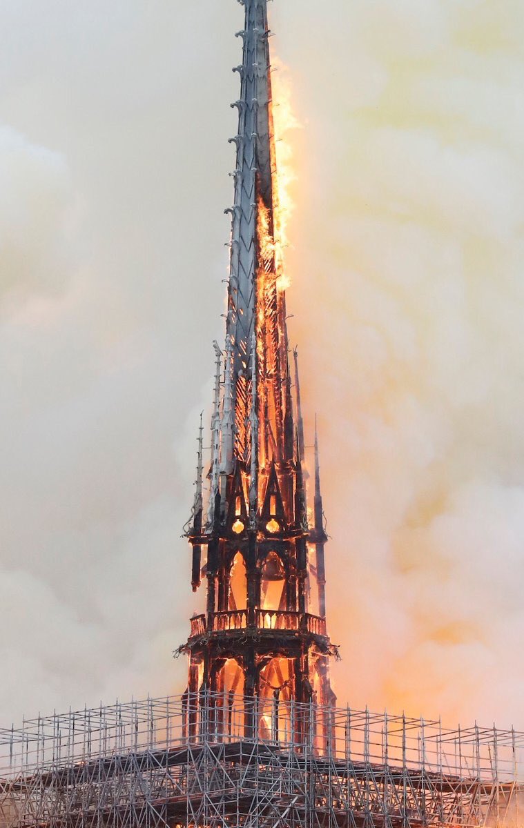 Giorgiolaporta's tweet photo. Da oltre un'ora brucia #NotreDame.  E' con le lacrime agli occhi che dobbiamo pensare a ricostruirla ancora più sicura. 
Poi se intervenissero anche i #canadair eviteremmo di far bruciare tutta #Parigi...
#Paris. https://t.co/ySiayLEUIt