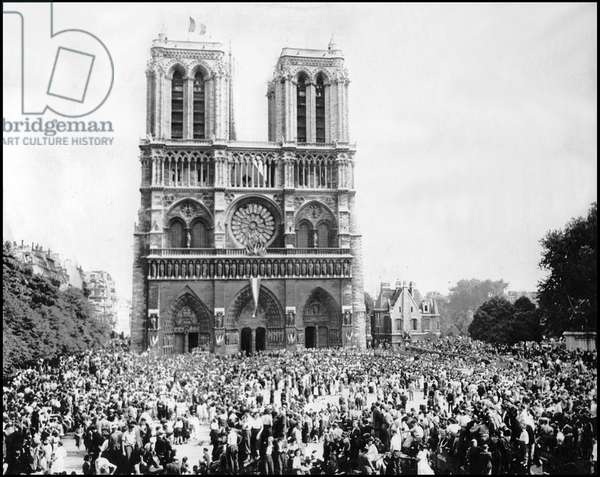 VRSC ARAC on Twitter: "WWII: liberation of Paris, 25 August 1944. The crowd  in joy during the Te Deum on the square of the Cathedrale Notre Dame de  Paris after the liberation