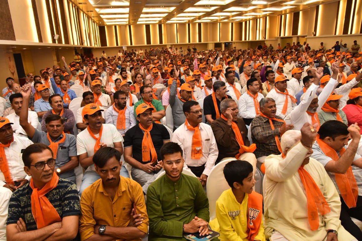 bjptusharrathod's tweet photo. ભાજપા રાષ્ટ્રીય અધ્યક્ષ તથા ગાંધીનગર લોકસભાના આપણા લોકલાડીલા ઉમેદવાર શ્રી અમિતભાઈ શાહની પ્રેરક ઉપસ્થિતિમાં વેજલપુર વિધાનસભાના જોધપુર વોર્ડના રહીશો સાથે બેઠક યોજાઈ..
@AmitShah 
@jitu_vaghani 
@KaushikJainBJP 
@HiteshBarotBJP 
@BJP4Gujarat https://t.co/KFhxWfe9Gh