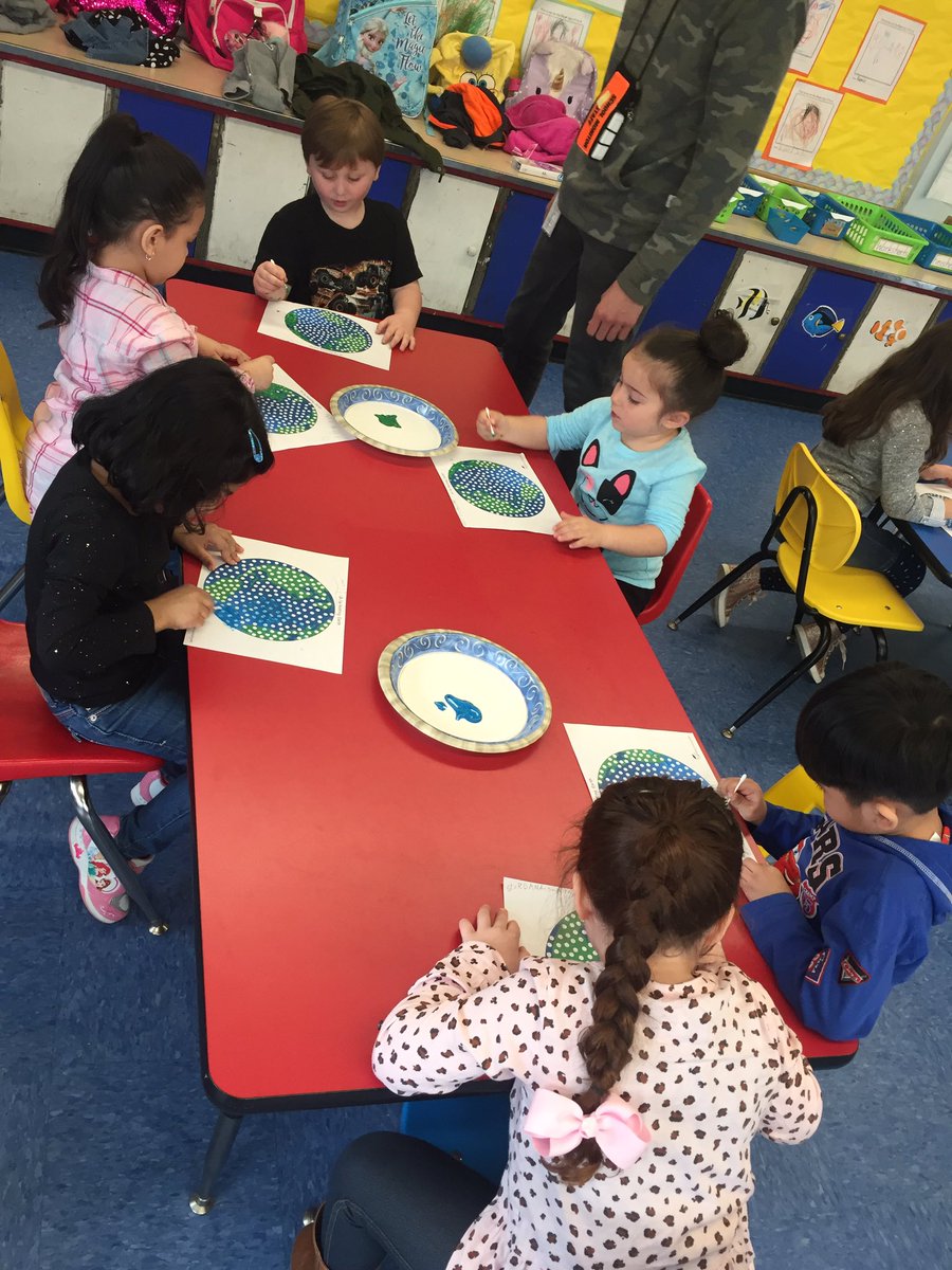 msmPKYPreK's tweet photo. This morning and afternoon students created the Earth for Earth Day using paint and Q-tips to develop fine motor skills!! @parkwayschoolem @frank_lukasik https://t.co/OCEXI2MDmp