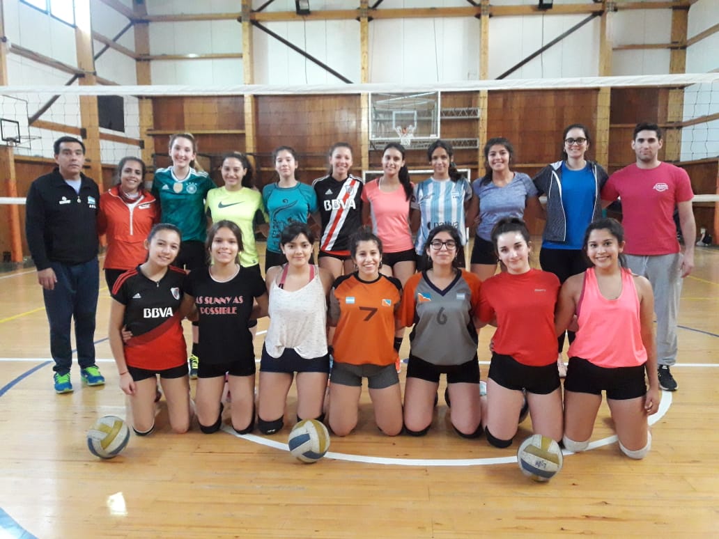Deportes_tdf's tweet photo. ENTRENAMIENTOS PRE EPADE 🤩
Ya casi están los seleccionados para viajar a #Bariloche ¡Vamos Fuego! 💪 #DeportesTDF #PolíticasDeportivas #RosanaBertone https://t.co/Lz8Ga9qBMh