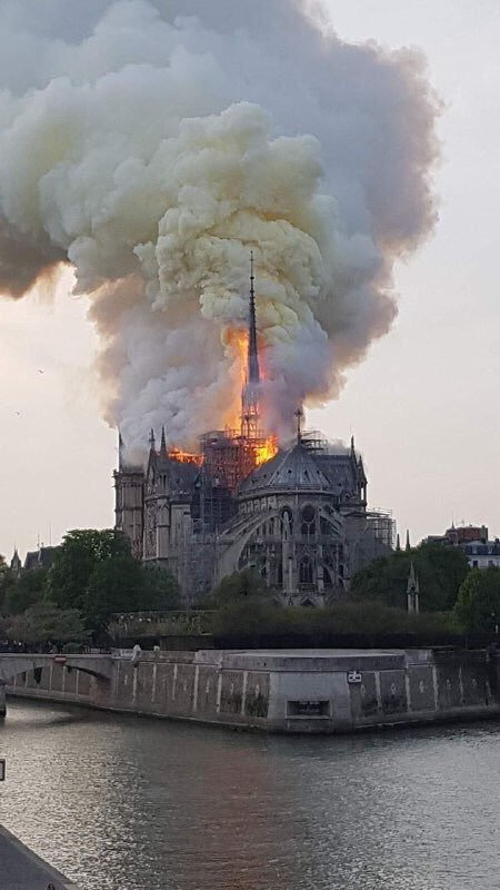 franceculture's tweet photo. Notre-Dame de Paris, une histoire de notre mémoire ravagée par les flammes. Le départ de feu pourrait, selon la préfecture, être lié aux travaux de rénovation. En janvier 1997, France Culture consacrait une émission à ce monument hors normes #NotreDame https://t.co/igwwwgg63j https://t.co/XoWi3hQ84q