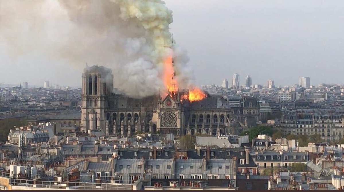 rogerlateshow's tweet image. La Catedral  de Notre Dame ubicada en el centro de París está siendo afectada por un incendio. 
#NotreDame 💔😢