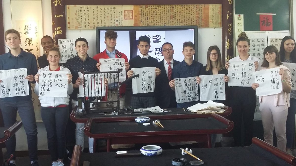 StDenisAnnonay's tweet photo. Programme dense aujourd’hui pour notre délégation en Chine : accueil officiel, visite de l’Ecole, signature du prolongement du partenariat entre nos 2 écoles pour de nouveaux échanges scolaires, visite musée de la soie Suzhou, cours calligraphie 🇨🇳🇫🇷@StDenisAnnonay @VisitSuzhou https://t.co/o4y0LoPGvs