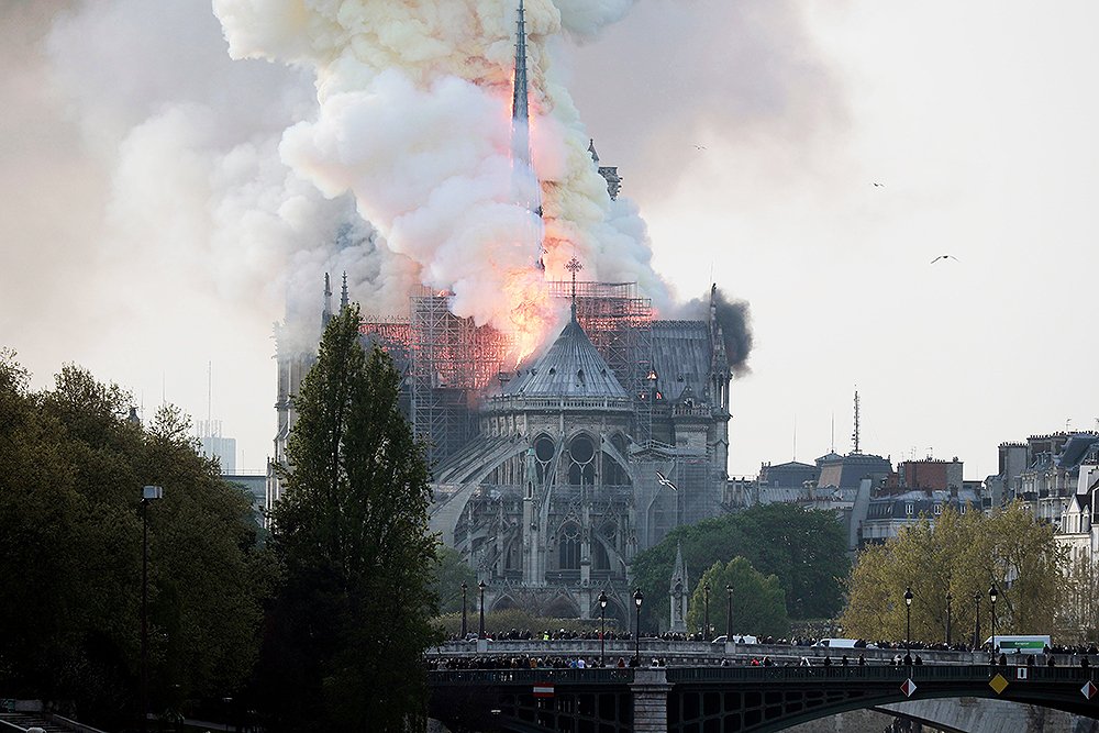 JBrixtofte9's tweet photo. ØV, et ikon i fransk arkitektur, men er der en symbolik i dette inferno, med 60 % af den franske befolkning, der ikke har flere penge tilbage de sidste 14 dage om måneden, samtidig med at den økonomiske ulighed er exploderet? https://t.co/6NcyDCSMuz
