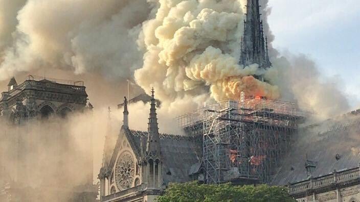 AudreyPulvar's tweet photo. On aimerait pouvoir dire et croire #FluctuatNecMergitur ...  @Paris #TousParisiens ce soir. 😪 https://t.co/vHr57YKklY