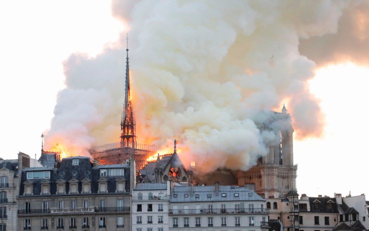 SkyTG24's tweet photo. Incendio Notre-Dame a Parigi, #Macron: "Brucia una parte di noi" https://t.co/SdxUmDxsjH https://t.co/Jaj36PF9tK