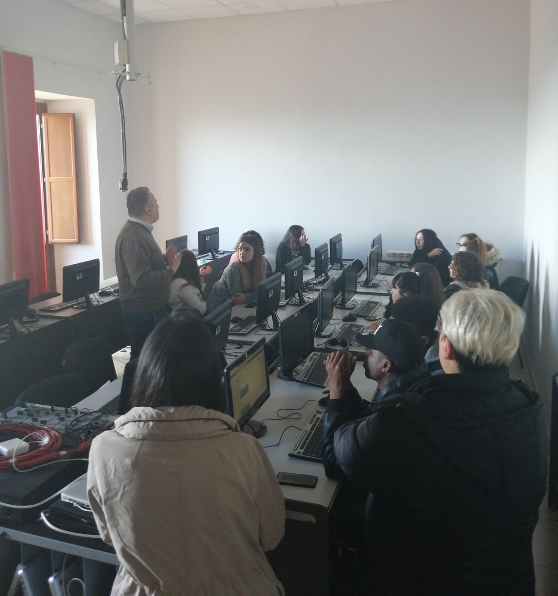 Con <a href="/AngSanfilippo/">Angelo Sanfilippo</a> si fa sul serio qui a #Naro per il progetto #Upshift! Tutti pronti per disegnare e costruire la prima #landingpage che raccoglierà tutti i progetti?  Creatività e innovazione mai senza integrazione! Presto online con le vostre bellissime #idee di #startup