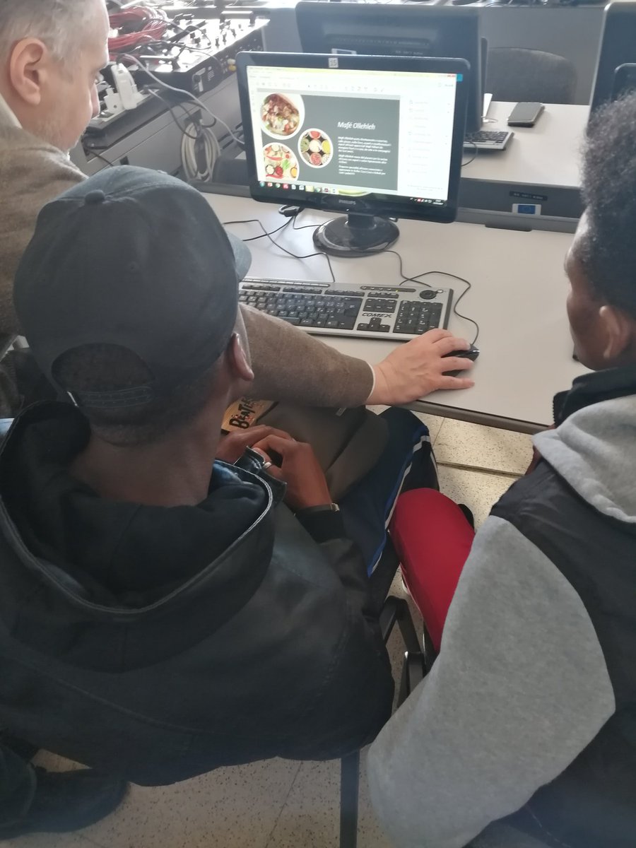 opinnoitaly's tweet photo. Con @AngSanfilippo si fa sul serio qui a #Naro per il progetto #Upshift! Tutti pronti per disegnare e costruire la prima #landingpage che raccoglierà tutti i progetti?  Creatività e innovazione mai senza integrazione! Presto online con le vostre bellissime #idee di #startup https://t.co/6ql6evaXx8