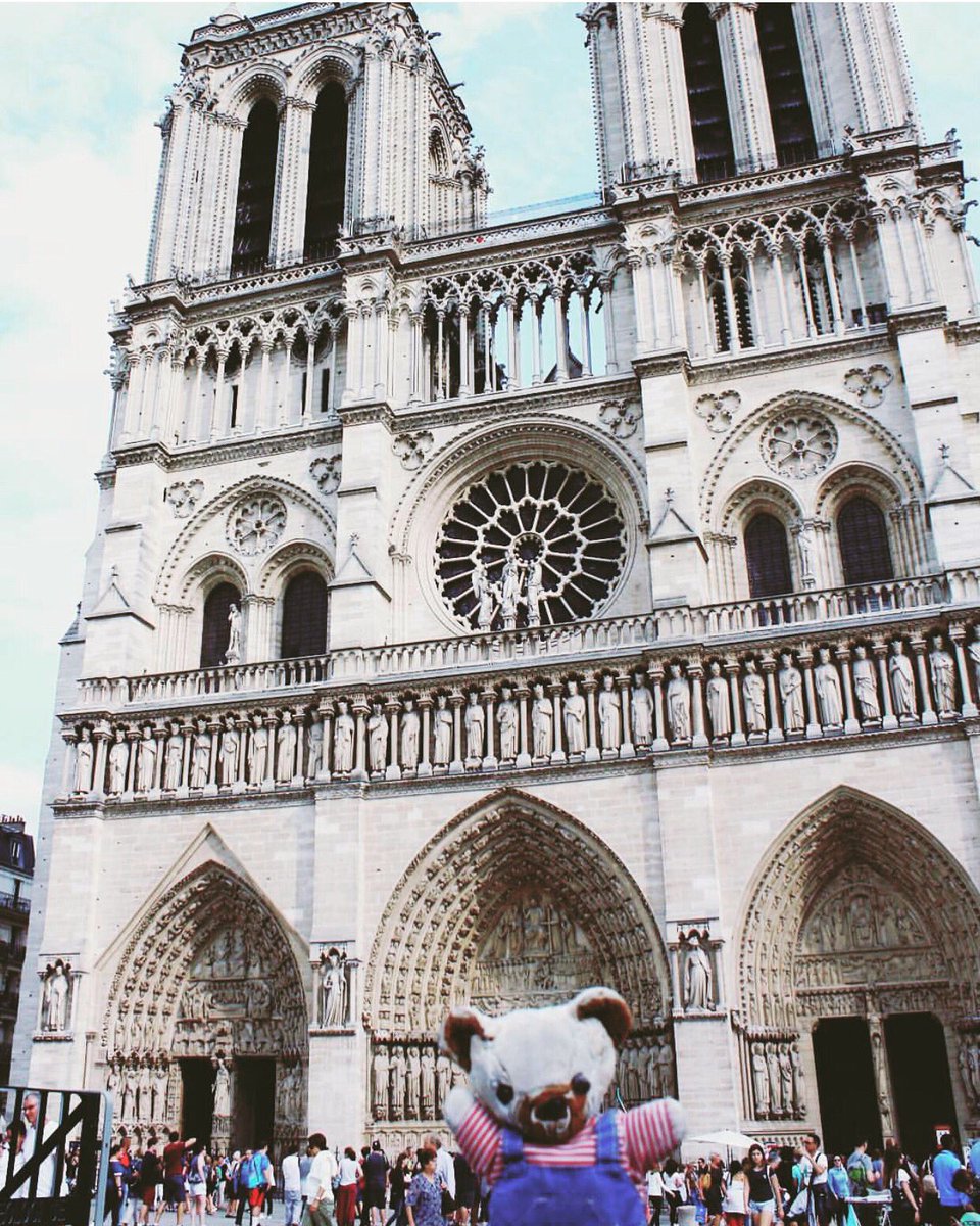 _Colargol_'s tweet image. Dear friends, this very old lady is now on fire. I feel terribly sad. I know she had been through many more in the ages and I wish she could rebirth like a phoenix soon. So I’ll be able to take this picture again ! #notredamedeparis #NotreDameCathedral