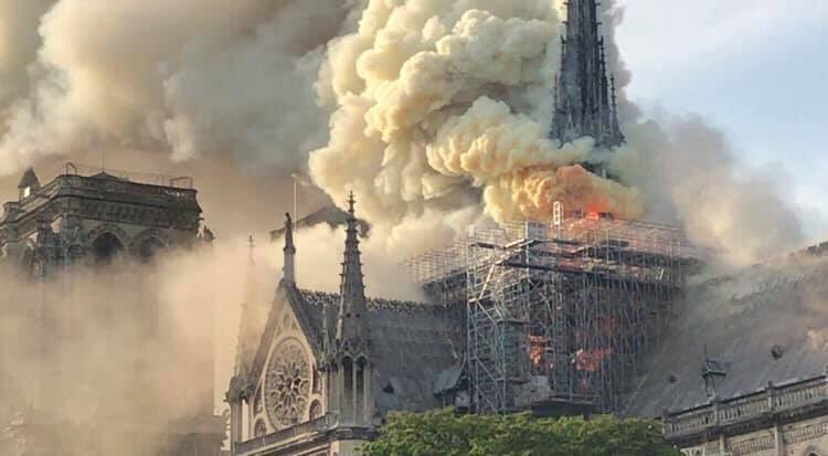 linternedegarde's tweet image. #NotreDame #Cercei #Lanister a encore frappé #GoTS8 in #Paris triste pour Notre Dame...
