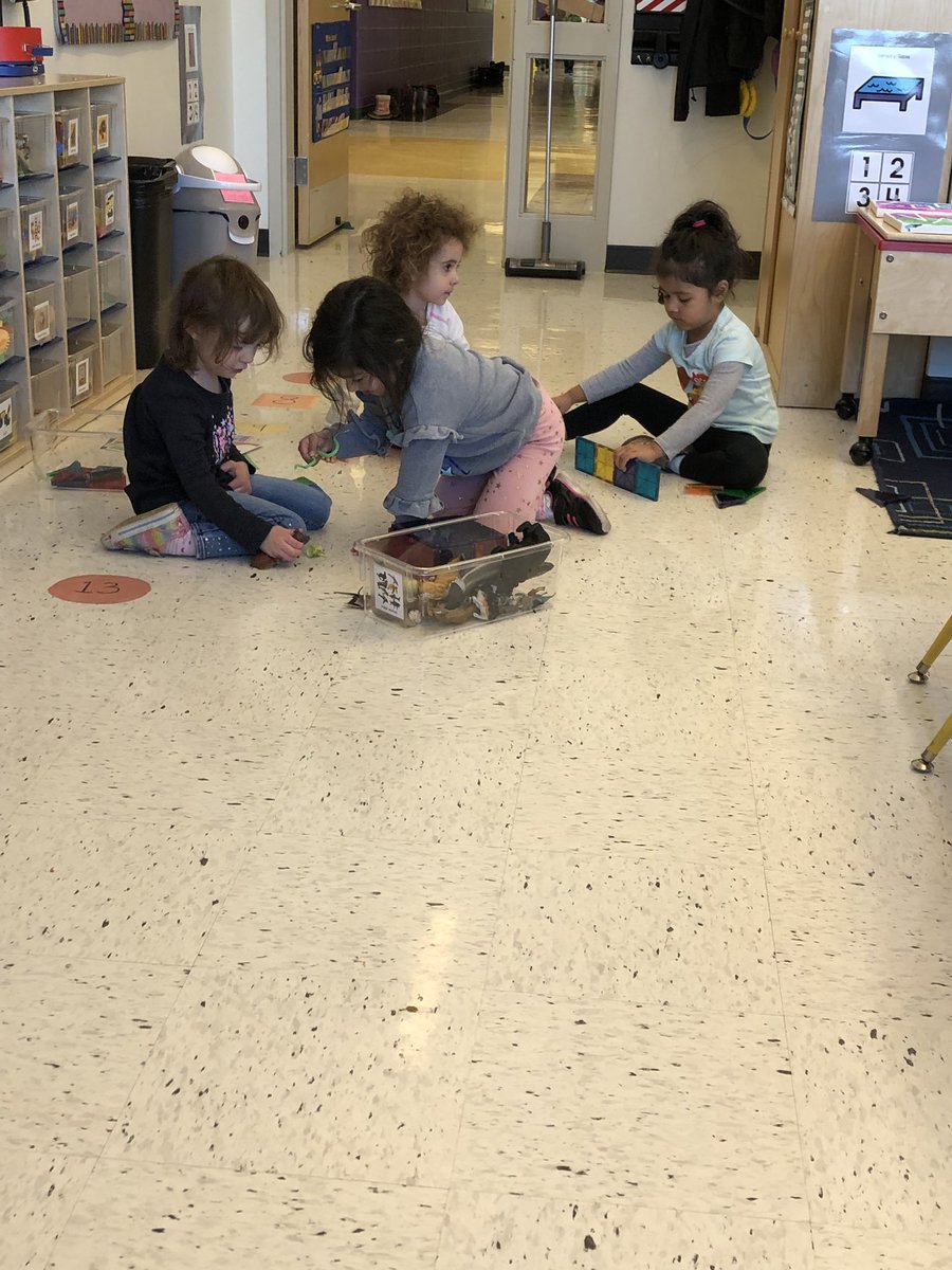 MsKrayPreK's tweet photo. Collaborative learning in action today! #handsonlearning #prek #lb65 #learningthroughplay https://t.co/3L8N8JS24V