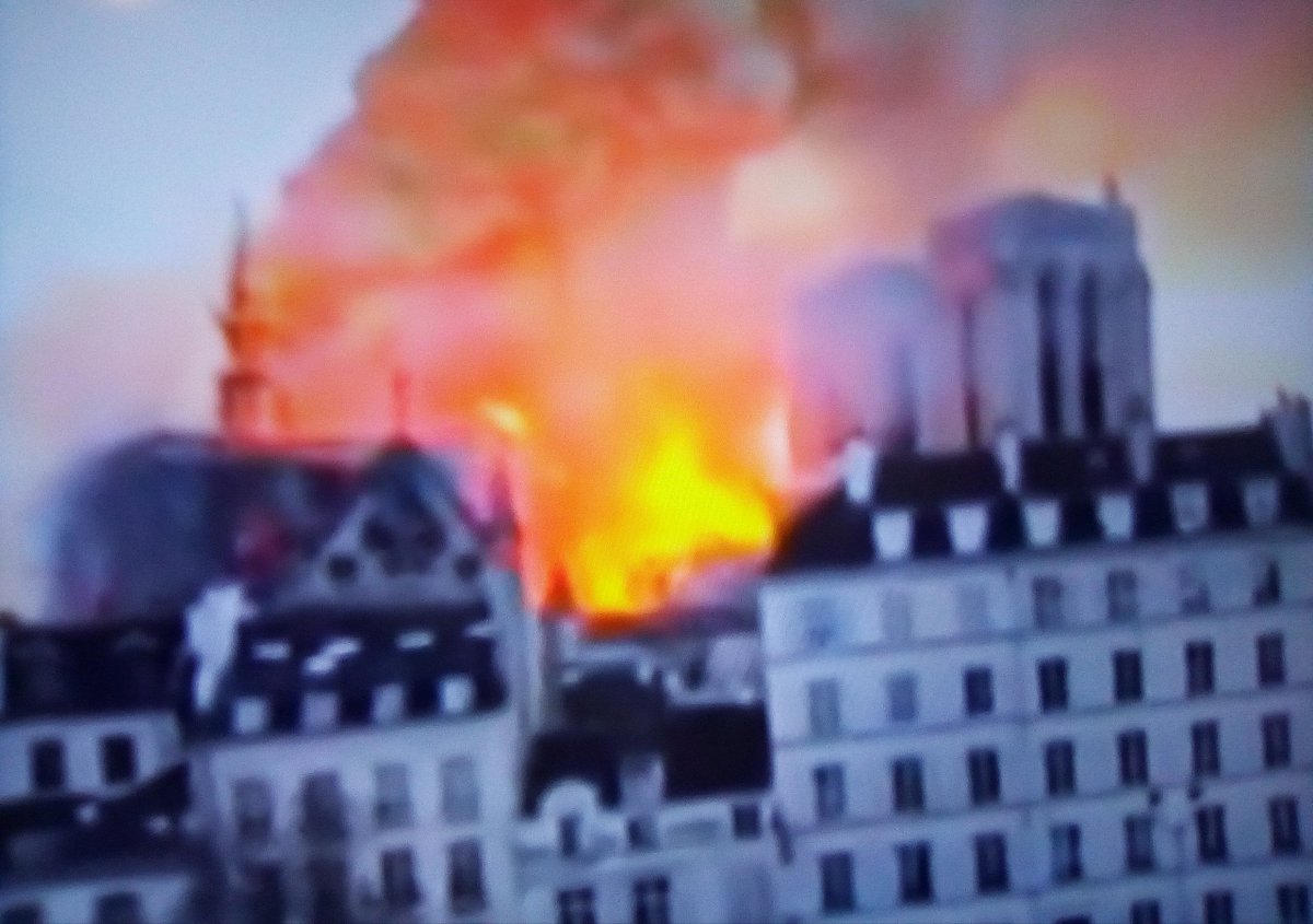FrancescoG_07's tweet photo. #NotreDame Che tristezza 😱😱😱😱😱😭😭😭😭😭😭😭😭 https://t.co/ro5jcN6ZOp