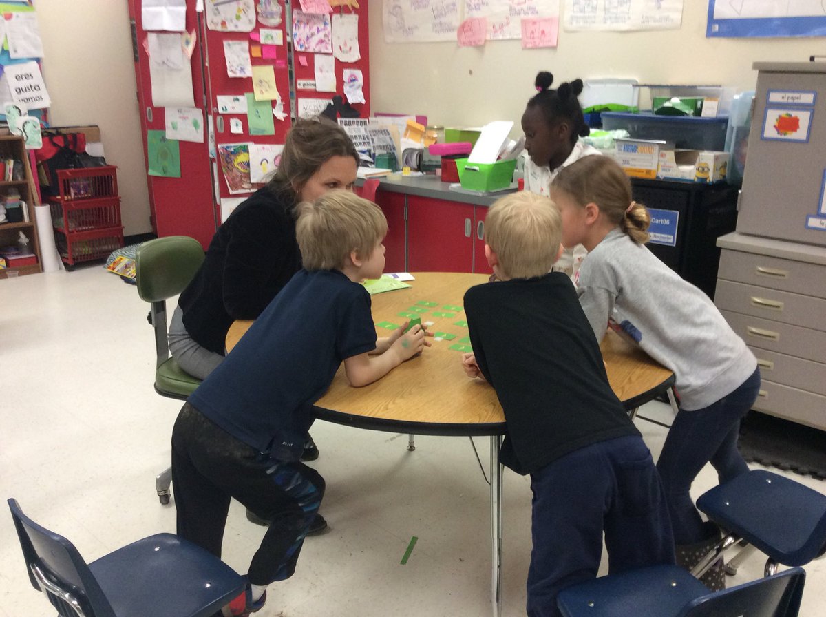 SraSchieve's tweet photo. Jugando a memoria // playing Memory 📚 #gagegators loving Kindergarten! https://t.co/VotZhOdlhL