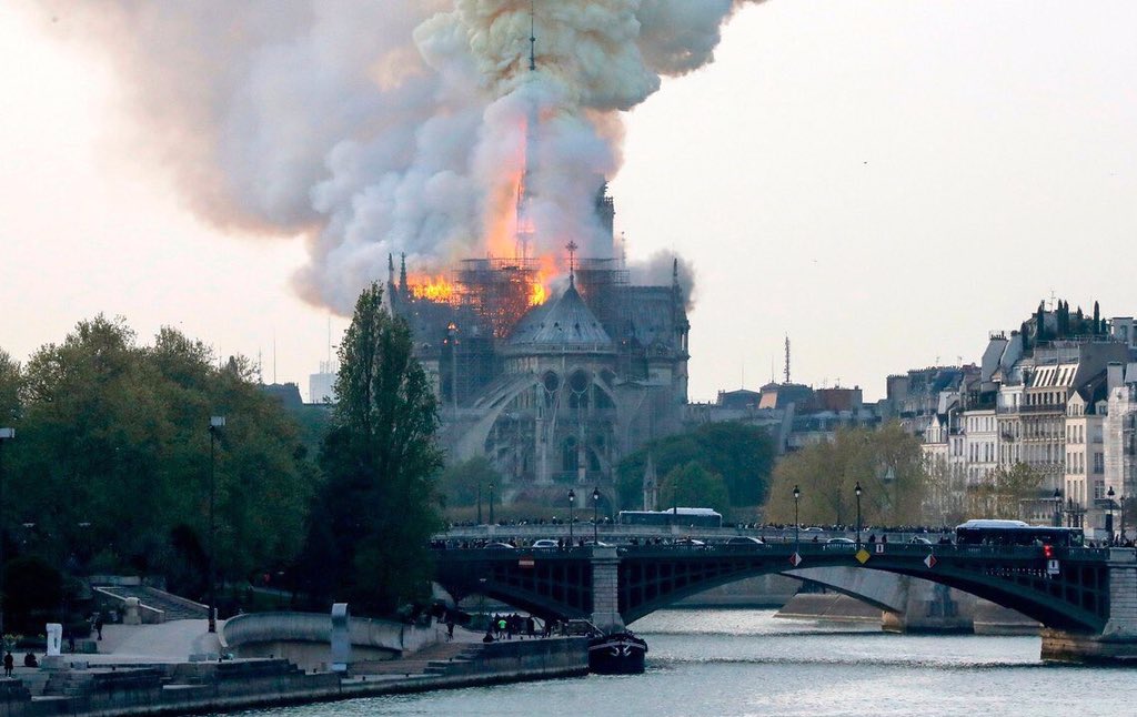 UribeDJ's tweet photo. Es muy triste ver las imágenes de la catedral de #NotreDame...
Alrededor de 800 años de historia hechos cenizas en minutos. https://t.co/OnlaFEZqox