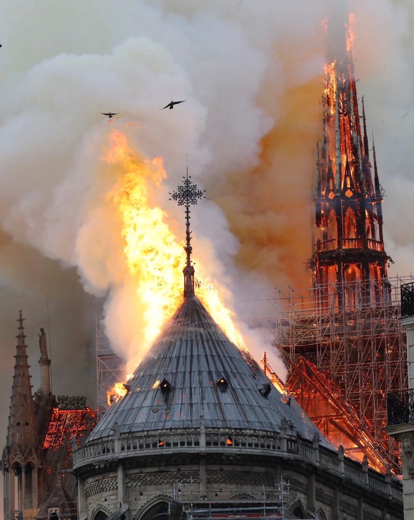 UribeDJ's tweet photo. Es muy triste ver las imágenes de la catedral de #NotreDame...
Alrededor de 800 años de historia hechos cenizas en minutos. https://t.co/OnlaFEZqox