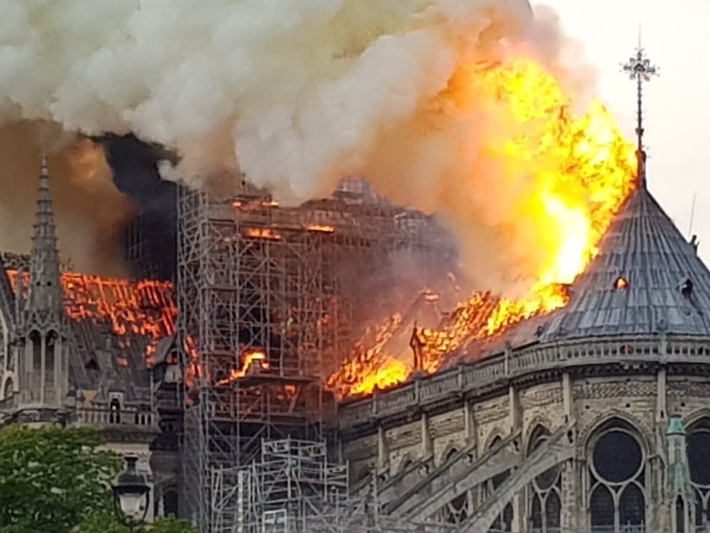 mdiparbleu's tweet photo. Comunque io non credevo si potesse provare dolore e pietà per un monumento.
#Parigi #NotreDame https://t.co/PeoMGNNZx8