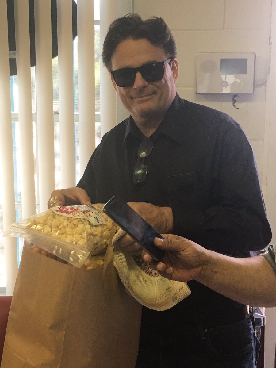 LuisALo55309406's tweet photo. Just some Blood in Blood Out Conversations con el Vegas Vato! @miklovelka12
#thesignshop
#mypopgourmetpopcorn https://t.co/TcTPDtv286